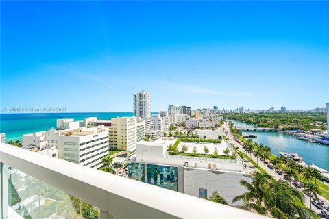 Condo in Miami Beach, Florida, 2 bedrooms  № 1427475 - photo 1