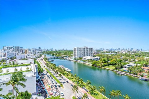 Condo in Miami Beach, Florida, 2 bedrooms  № 1427475 - photo 9