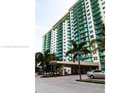 Condominio en alquiler en Sunny Isles Beach, Florida, 1 dormitorio, 92.9 m2 № 974448 - foto 2