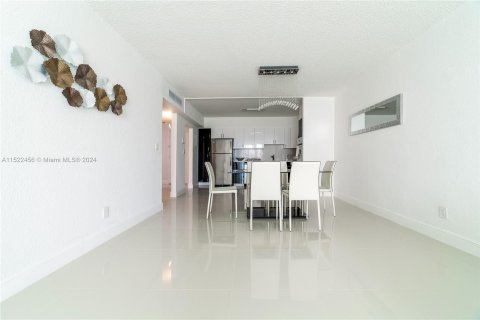 Condominio en alquiler en Sunny Isles Beach, Florida, 1 dormitorio, 92.9 m2 № 974448 - foto 9
