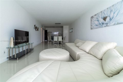 Condominio en alquiler en Sunny Isles Beach, Florida, 1 dormitorio, 92.9 m2 № 974448 - foto 15