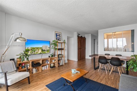 Condo in Miami Beach, Florida, 1 bedroom  № 1320622 - photo 5