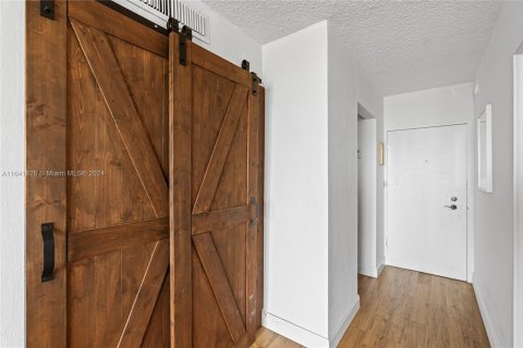 Condo in Miami Beach, Florida, 1 bedroom  № 1320622 - photo 19