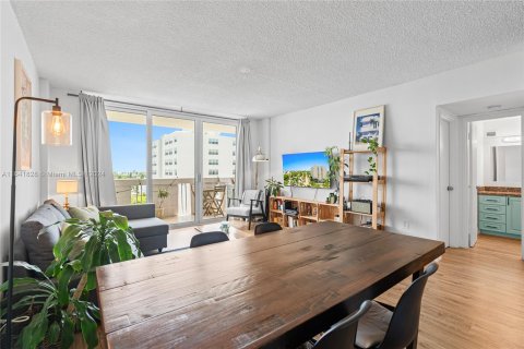 Condo in Miami Beach, Florida, 1 bedroom  № 1320622 - photo 2