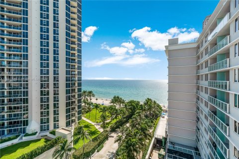 Studio in the Condo in Sunny Isles Beach, Florida  № 1319351 - photo 1