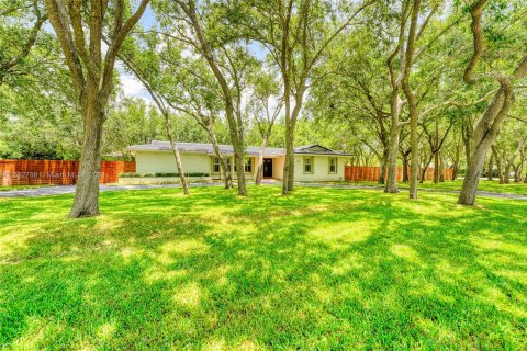 Villa ou maison à vendre à Pinecrest, Floride: 5 chambres, 248.05 m2 № 1185694 - photo 1