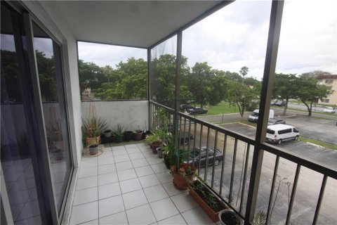 Condominio en venta en Lauderhill, Florida, 2 dormitorios, 93.65 m2 № 947906 - foto 2