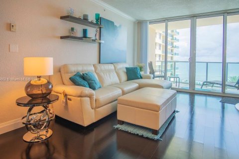 Condominio en alquiler en Hollywood, Florida, 1 dormitorio, 69.21 m2 № 1180336 - foto 1