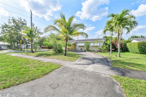 House in Hollywood, Florida 3 bedrooms, 145.21 sq.m. № 1173764 - photo 1