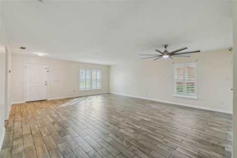 House in Orlando, Florida 6 bedrooms, 282.42 sq.m. № 1422535 - photo 6