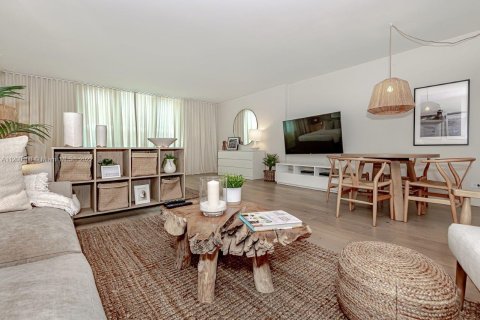 Condominio en alquiler en Miami Beach, Florida, 70.61 m2 № 7307 - foto 6