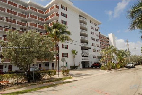 Condo in North Miami Beach, Florida, 2 bedrooms  № 1393648 - photo 1