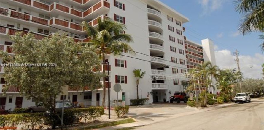 Condo in North Miami Beach, Florida, 2 bedrooms  № 1393648