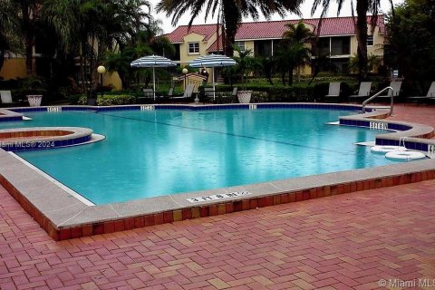 Condo in Pompano Beach, Florida, 1 bedroom  № 1393645 - photo 5