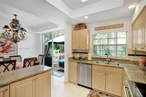 Townhouse in Lauderdale-by-the-Sea, Florida 3 bedrooms, 171.5 sq.m. № 1099753 - photo 11