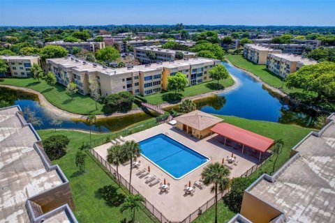 Copropriété à vendre à Tamarac, Floride: 2 chambres, 81.75 m2 № 1175020 - photo 1