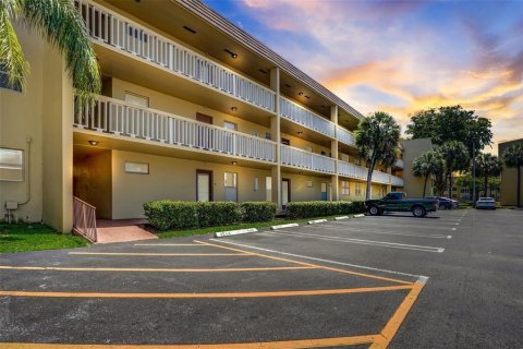 Condominio en venta en Tamarac, Florida, 2 dormitorios, 81.75 m2 № 1175020 - foto 2