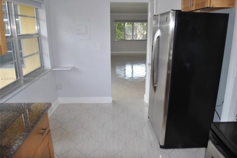 Condo in Miami, Florida, 2 bedrooms  № 1404115 - photo 2