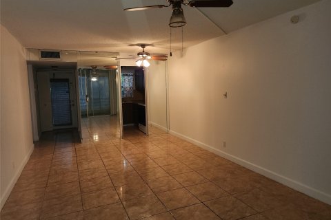 Condo in Sunrise, Florida, 1 bedroom  № 1227917 - photo 5