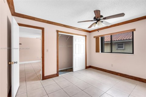 Condo in Hialeah, Florida, 2 bedrooms  № 1393605 - photo 11