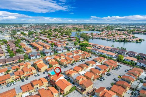 Condo in Hialeah, Florida, 2 bedrooms  № 1393605 - photo 1