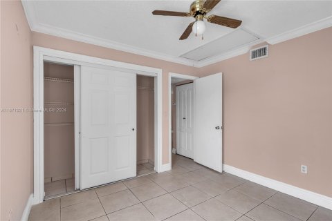 Condo in Hialeah, Florida, 2 bedrooms  № 1393605 - photo 9