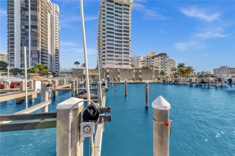 Condo in Miami Beach, Florida, 1 bedroom  № 1316583 - photo 30