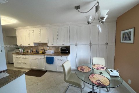Condominio en venta en Hallandale Beach, Florida, 2 dormitorios, 210.05 m2 № 929702 - foto 15