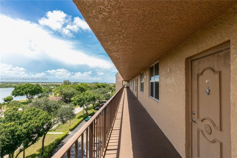 Condo in Deerfield Beach, Florida, 2 bedrooms  № 1292439 - photo 24