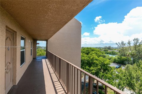 Copropriété à vendre à Deerfield Beach, Floride: 2 chambres, 99.41 m2 № 1292439 - photo 23