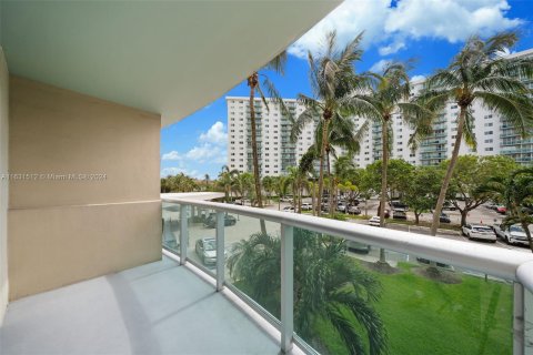 Condominio en venta en Sunny Isles Beach, Florida, 2 dormitorios, 141.68 m2 № 1292438 - foto 2