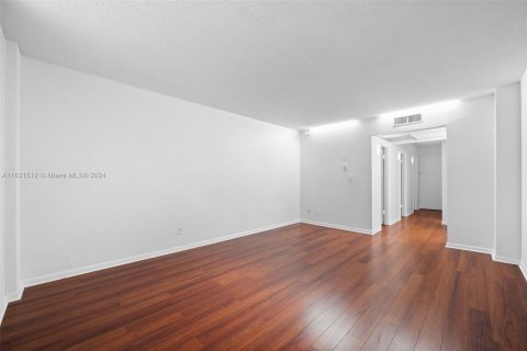 Condo in Sunny Isles Beach, Florida, 2 bedrooms  № 1292438 - photo 10