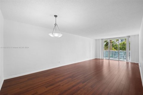 Condo in Sunny Isles Beach, Florida, 2 bedrooms  № 1292438 - photo 4