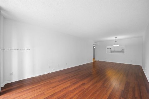 Condo in Sunny Isles Beach, Florida, 2 bedrooms  № 1292438 - photo 11