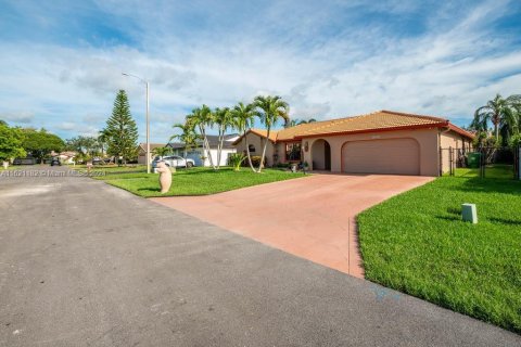 Villa ou maison à vendre à Davie, Floride: 4 chambres, 210.7 m2 № 1269316 - photo 2