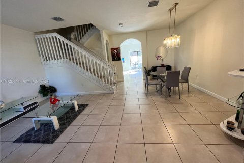 Townhouse in Hialeah, Florida 3 bedrooms, 154.96 sq.m. № 1097040 - photo 5