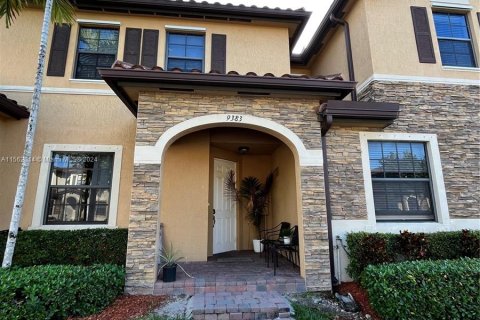 Touwnhouse à vendre à Hialeah, Floride: 3 chambres, 154.96 m2 № 1097040 - photo 2