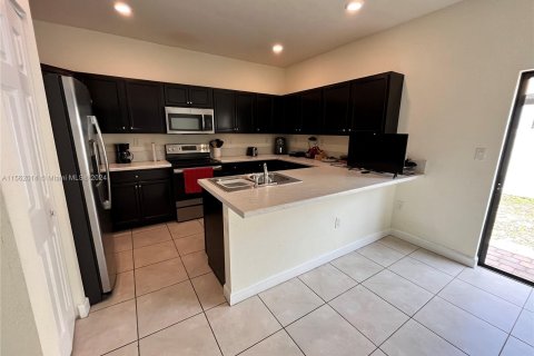 Townhouse in Hialeah, Florida 3 bedrooms, 154.96 sq.m. № 1097040 - photo 15
