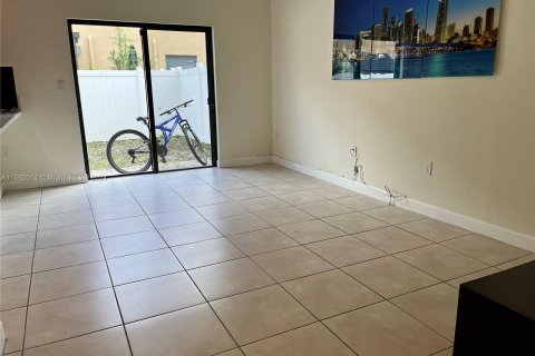 Townhouse in Hialeah, Florida 3 bedrooms, 154.96 sq.m. № 1097040 - photo 10