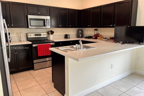 Townhouse in Hialeah, Florida 3 bedrooms, 154.96 sq.m. № 1097040 - photo 13