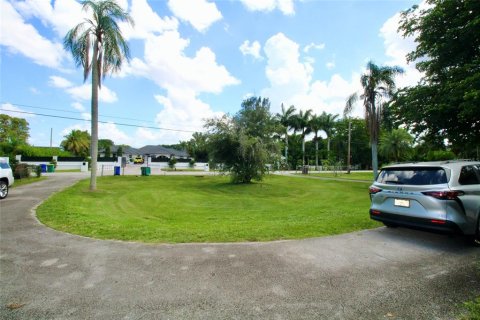 Villa ou maison à vendre à Southwest Ranches, Floride: 3 chambres, 384.99 m2 № 1285960 - photo 11