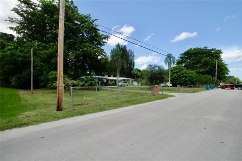 House in Southwest Ranches, Florida 3 bedrooms, 384.99 sq.m. № 1285960 - photo 16