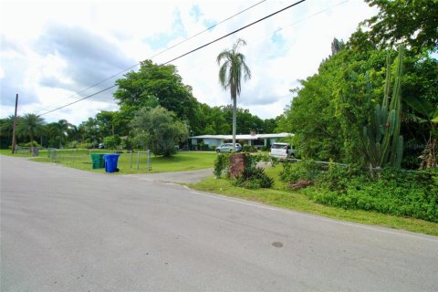 House in Southwest Ranches, Florida 3 bedrooms, 384.99 sq.m. № 1285960 - photo 10