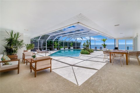 House in Key Biscayne, Florida 5 bedrooms, 336.31 sq.m. № 1393583 - photo 11