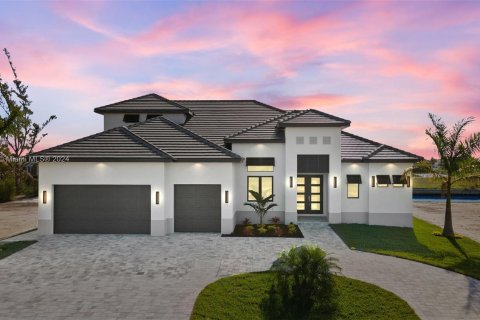 Villa ou maison à vendre à Cape Coral, Floride: 4 chambres, 317.91 m2 № 1393628 - photo 1