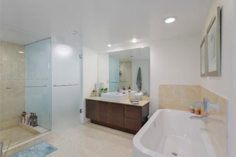 Condo in Sunny Isles Beach, Florida, 4 bedrooms  № 1101277 - photo 14