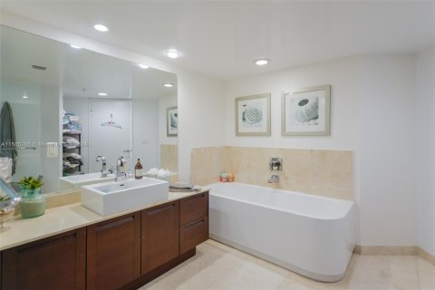 Condo in Sunny Isles Beach, Florida, 4 bedrooms  № 1101277 - photo 15