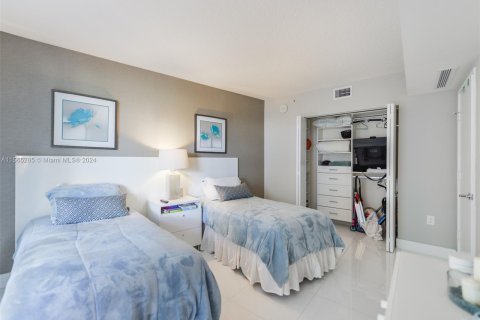 Condo in Sunny Isles Beach, Florida, 4 bedrooms  № 1101277 - photo 22