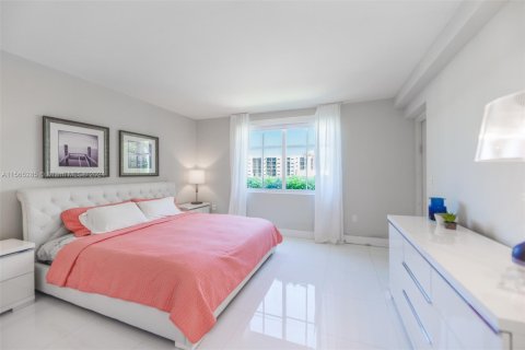 Condo in Sunny Isles Beach, Florida, 4 bedrooms  № 1101277 - photo 25