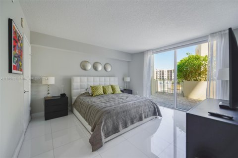 Condo in Sunny Isles Beach, Florida, 4 bedrooms  № 1101277 - photo 11